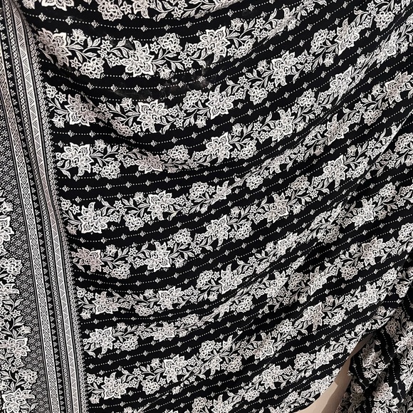 Japna Monochrome Floral Patterned Top - Picture 3 of 9